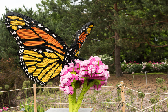 Monarch Butterfly on Milkweed | Nature Connects: Art with LEGO Bricks